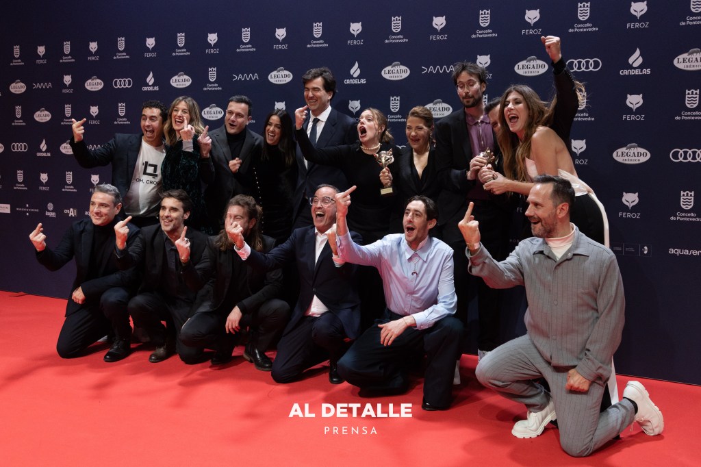 El equipo de 'Casa en flames' celebra los tres premios Feroz logrados.
