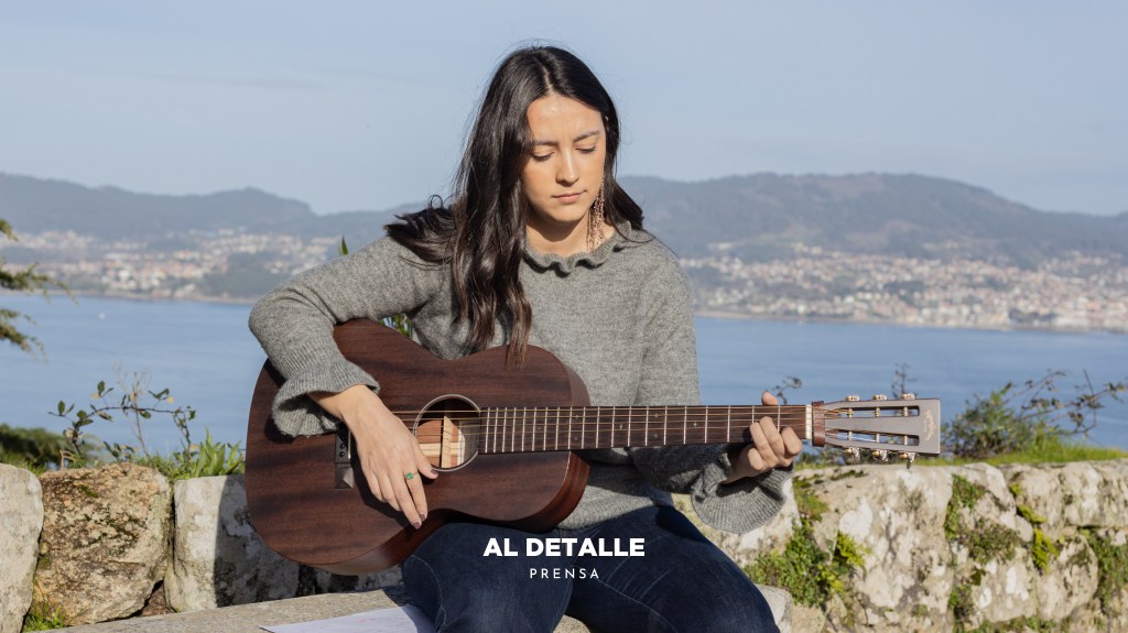 Carla Lourdes con su guitarra