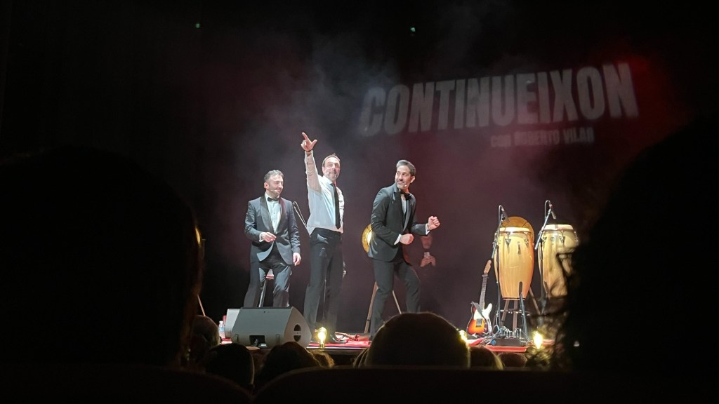 Néstor Pardo (izquierda) y Juan Fuentes (derecha) acompañaron a Roberto Vilar (centro) en Vigo