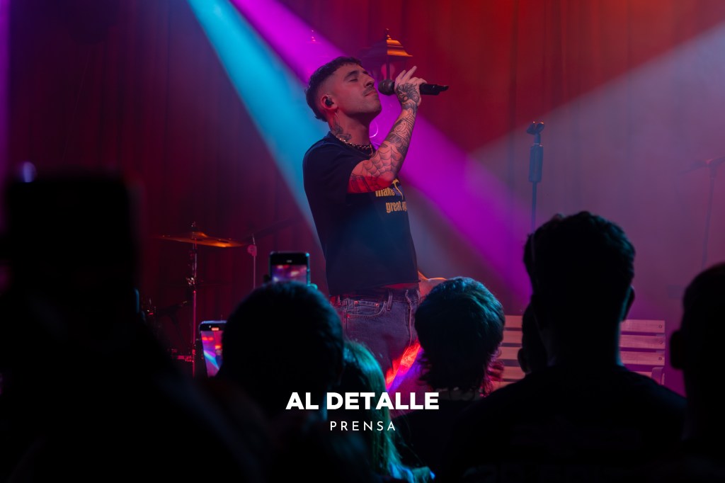 Enol llenó la sala Masterclub en su regreso a Vigo.