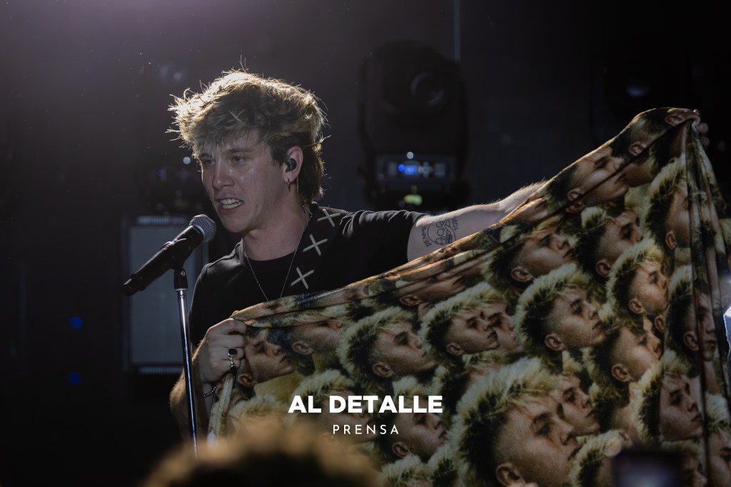 Walls con la manta que le regalaron con su cara