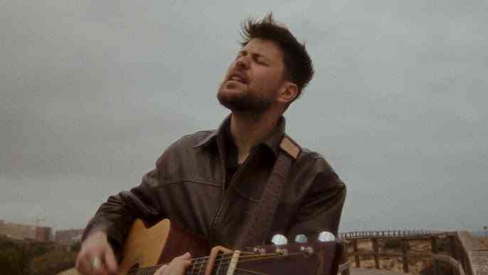 Burgo con su guitarra.