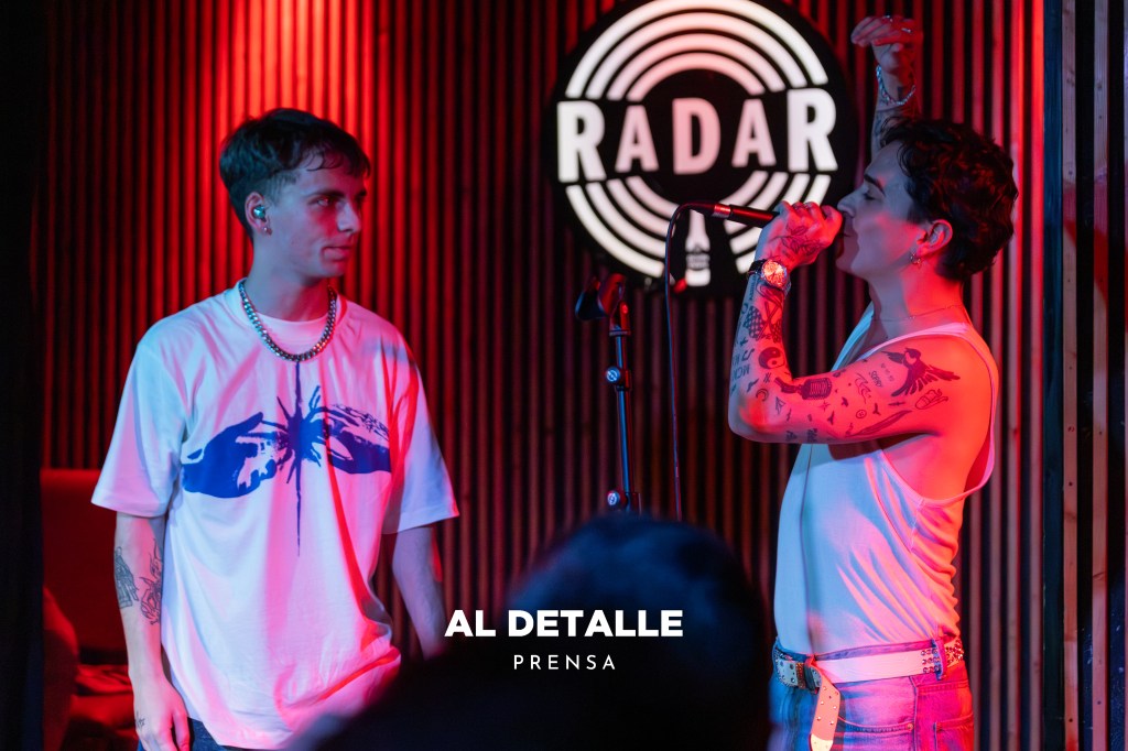 Guzmen y Nano MZ cantando en la sala Radar.