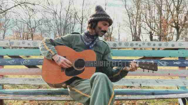 Leiva tocando la guitarra.