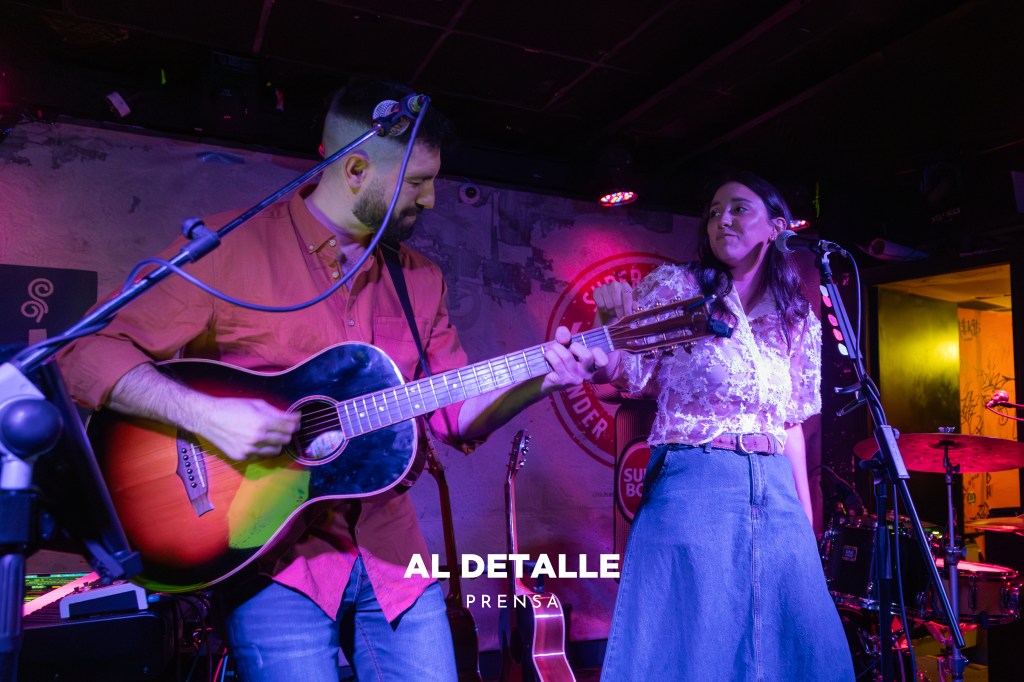 Gonzalo Campanella acompañó a la guitarra a Carla Lourdes.