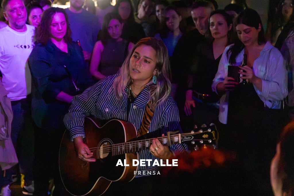 Yoly Saa bajó del escenario para cantar entre el público.