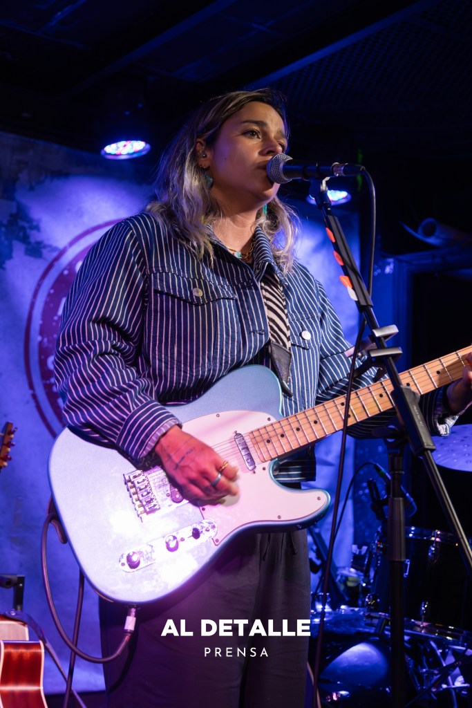 Yoly Saa con la guitarra eléctrica.