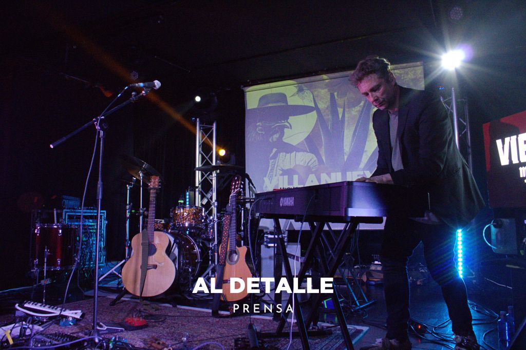 Villanueva al teclado y con una multitud de instrumentos en el escenario.