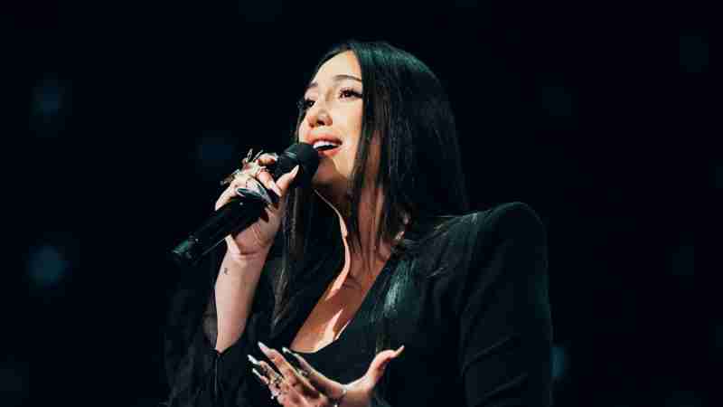 La representante de Israel Yuval Raphael durante su actuación en la segunda semifinal de Eurovisión.