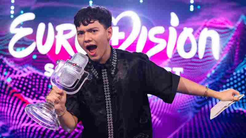 JJ con el micrófono de cristal.