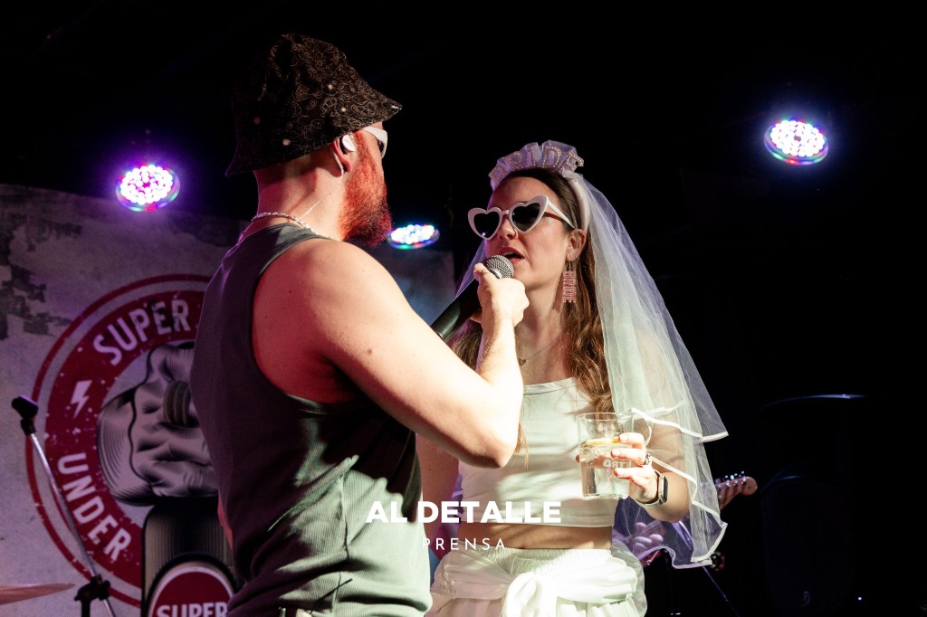 Tania celebró su despedida de soltera en el concierto de Monoulious DOP en Vigo.