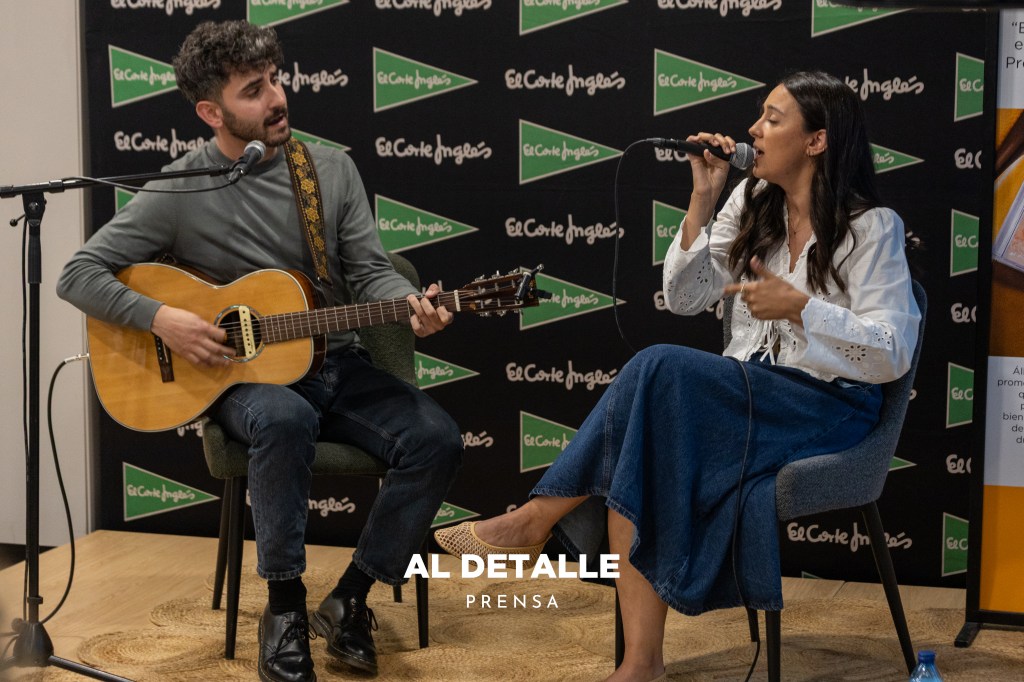 Raúl Ben acompañó con su guitarra a Carla Lourdes.