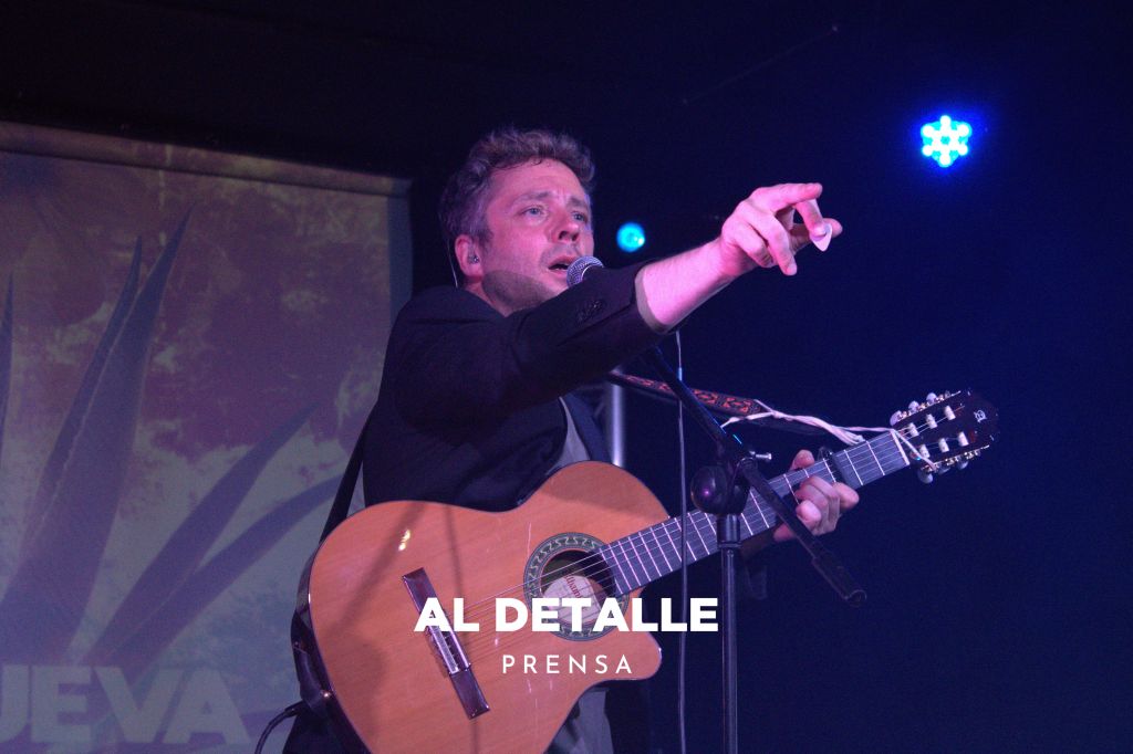 Villanueva con la guitarra.