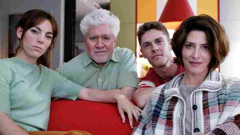 Victoria Luengo, Pedro Almodóvar, Patrick Criado y Bárbara Lennie en el rodaje de 'Amarga Navidad'.