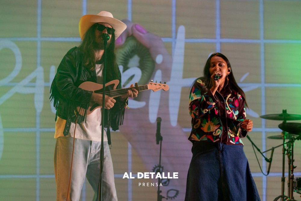 Carla Lourdes apareció por sorpresa para cantar con Carlos Sadness en el festival Río Verbena.