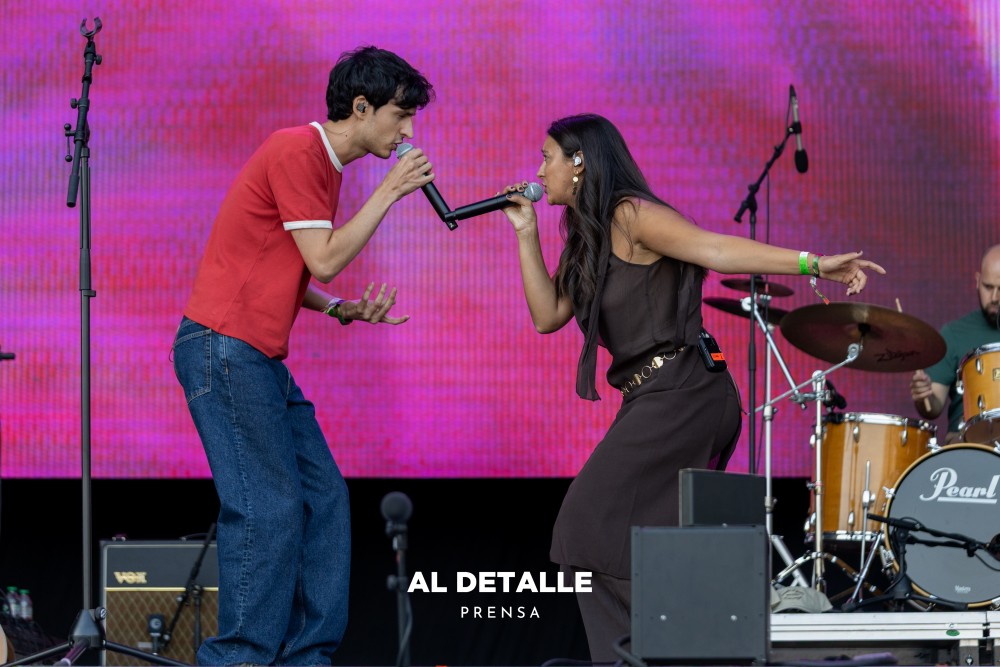 Javier Lago y Carla Lourdes cantaron juntos en el festival Río Verbena.