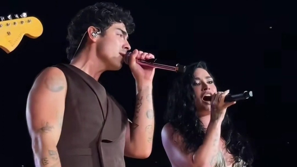 Joe Jonas y Demi Lovato cantando juntos en New Jersey.