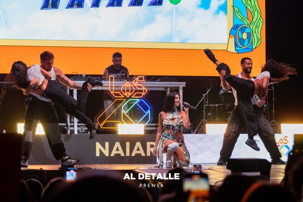 Naiara acompañada en el escenario por bailarines