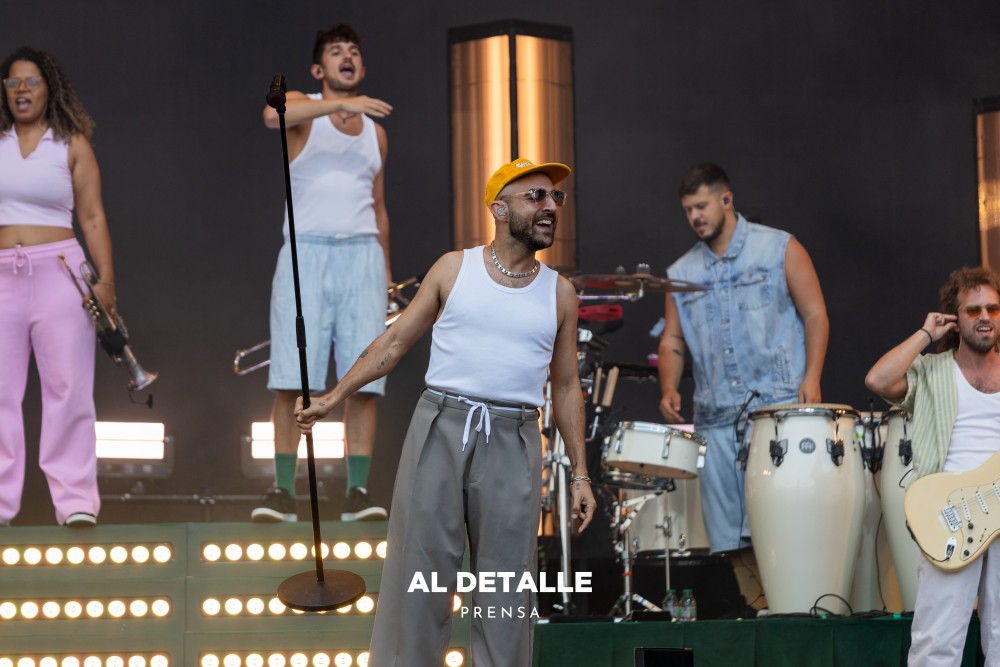 Nil Moliner puso el micrófono a los asistentes para que cantaran.