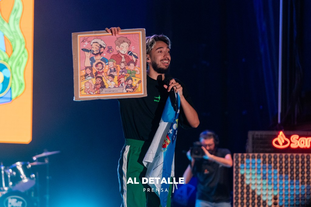 Paul Thin con la bandera de Galicia y un dibujo que regaló al público