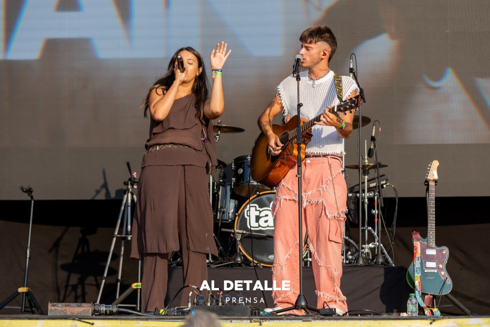 Taïn invitó a Carla Lourdes a cantar con él en el festival Río Verbena.