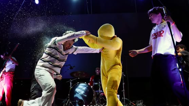 Momento de la agresión a Besmaya en el festival Ebrovisión.