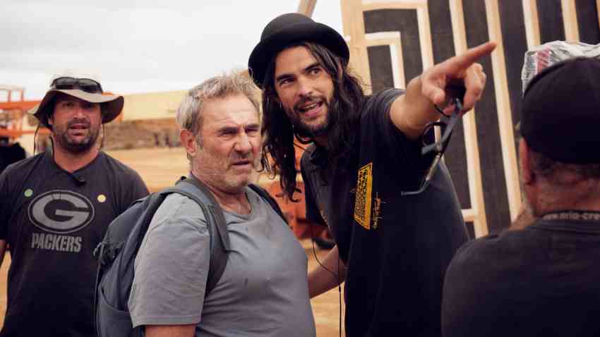 Oliver Laxe da indicaciones al protagonista de 'Sirât' durante el rodaje de la película