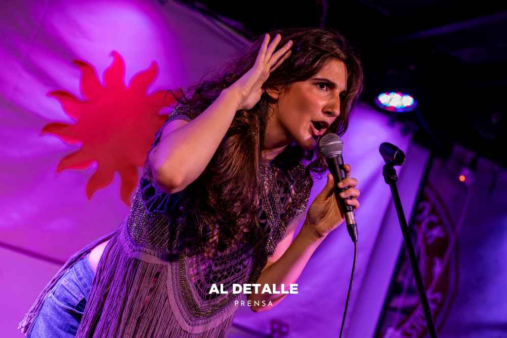 Lina de Sol animó al público a cantar.