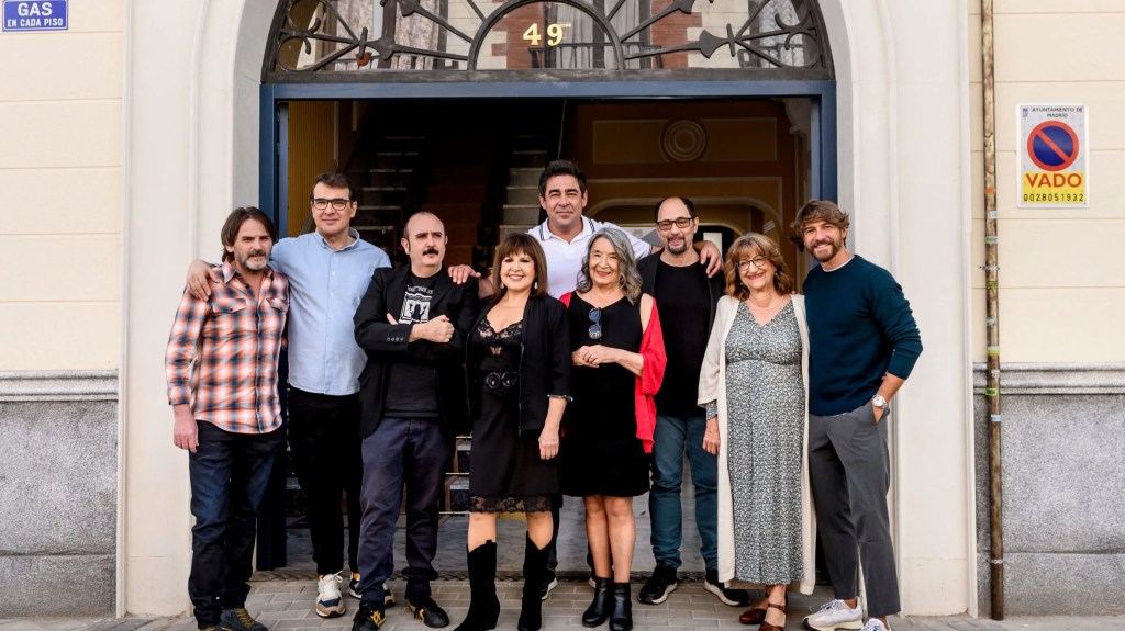 Actores posan en la fachada principal del edificio. // Foto: Mediaset