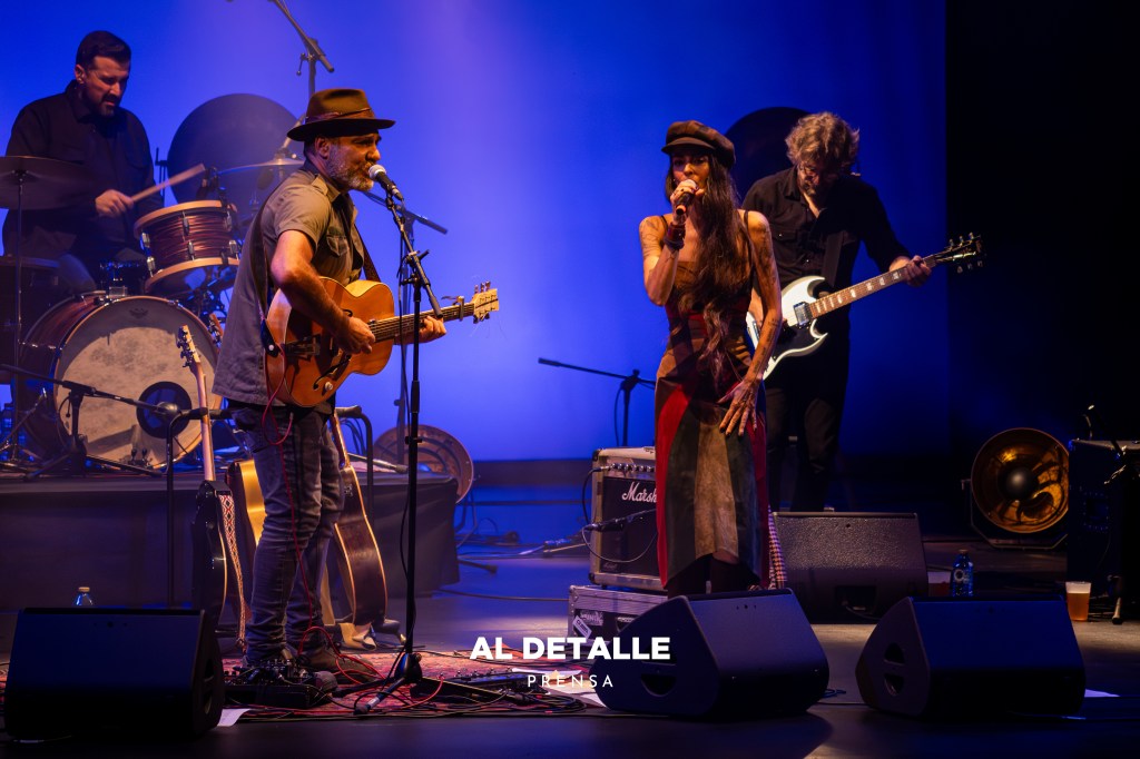 Vega en el concierto de Eladio y los Seres Queridos.