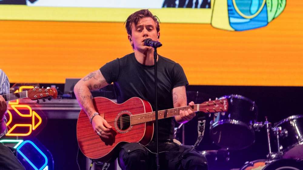 Walls en un concierto con la guitarra.