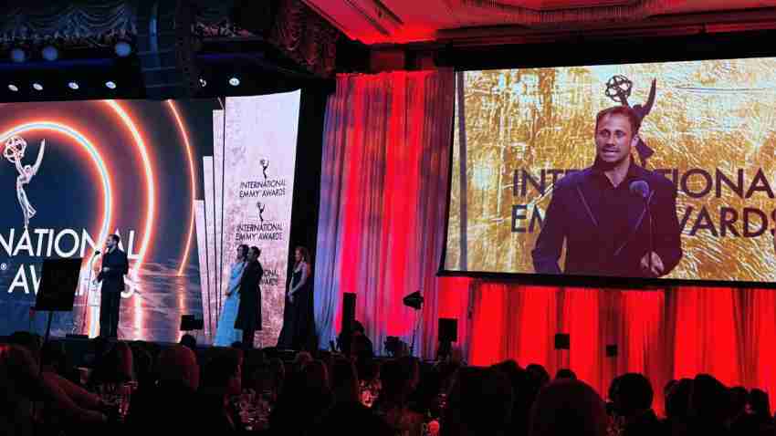 Oriol Pla recogiendo su Emmy Internacional a mejor actor.