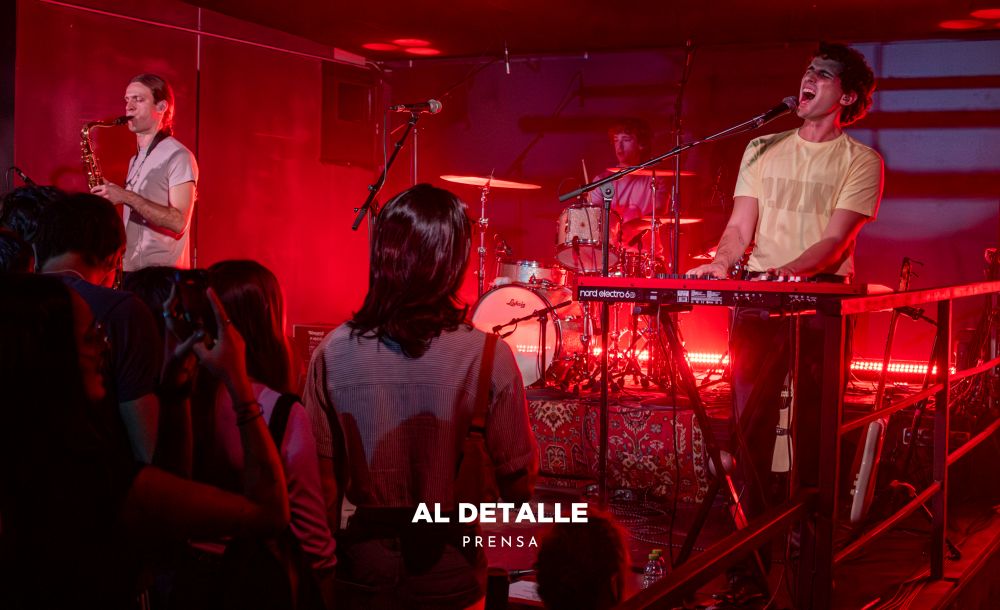 Simeon May al saxofón, Lyle Burton a la batería y Pablopablo al teclado en Vigo.