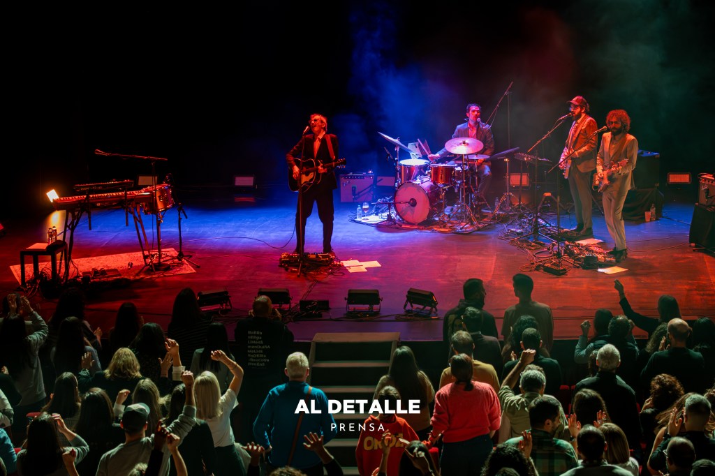 Xoel López con su banda en Vigo