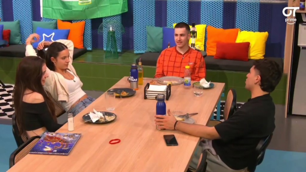 Cristina, Claudia, Guille y Tinho conversando en el comedor de la Academia de Operación Triunfo