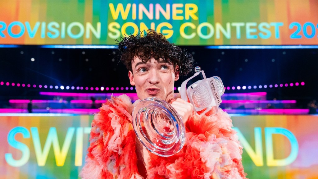 Nemo con el micrófono de cristal que ganó en Eurovisión 2024