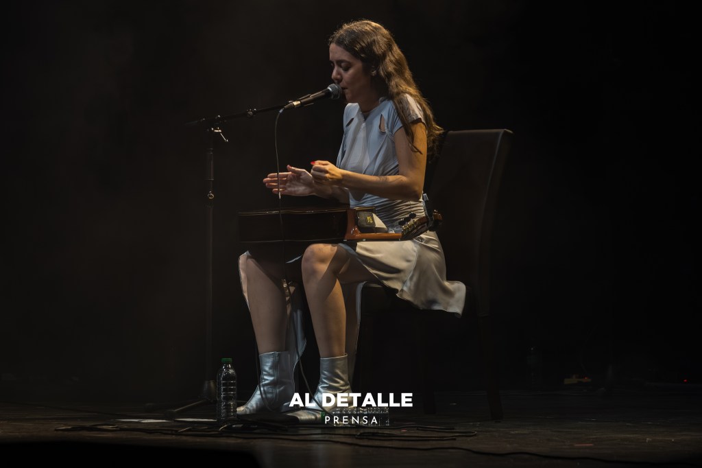 Valeria Castro con la guitarra como percusión.