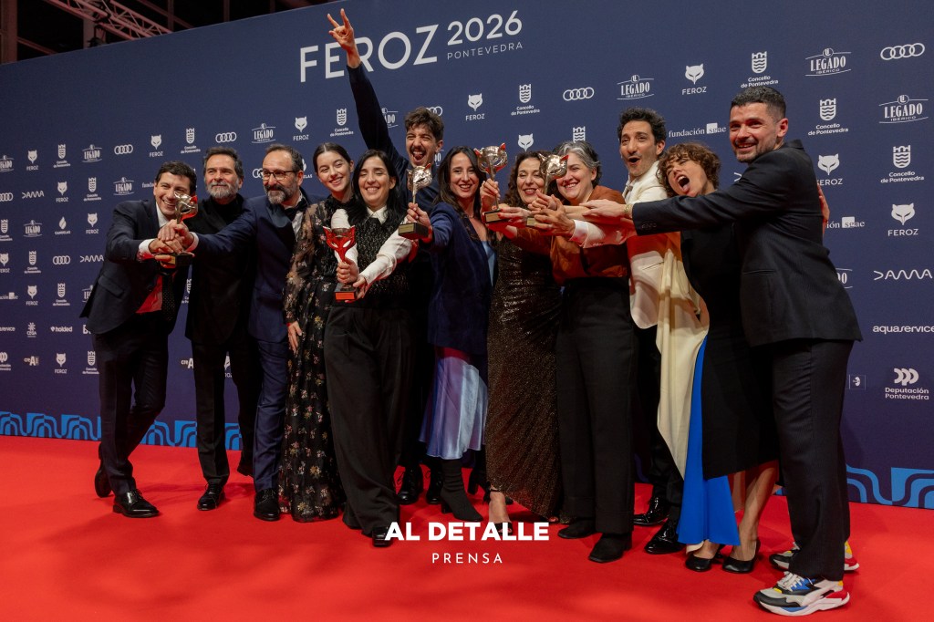 El equipo de 'Los domingos' con los cinco premios Feroz que se llevó la película