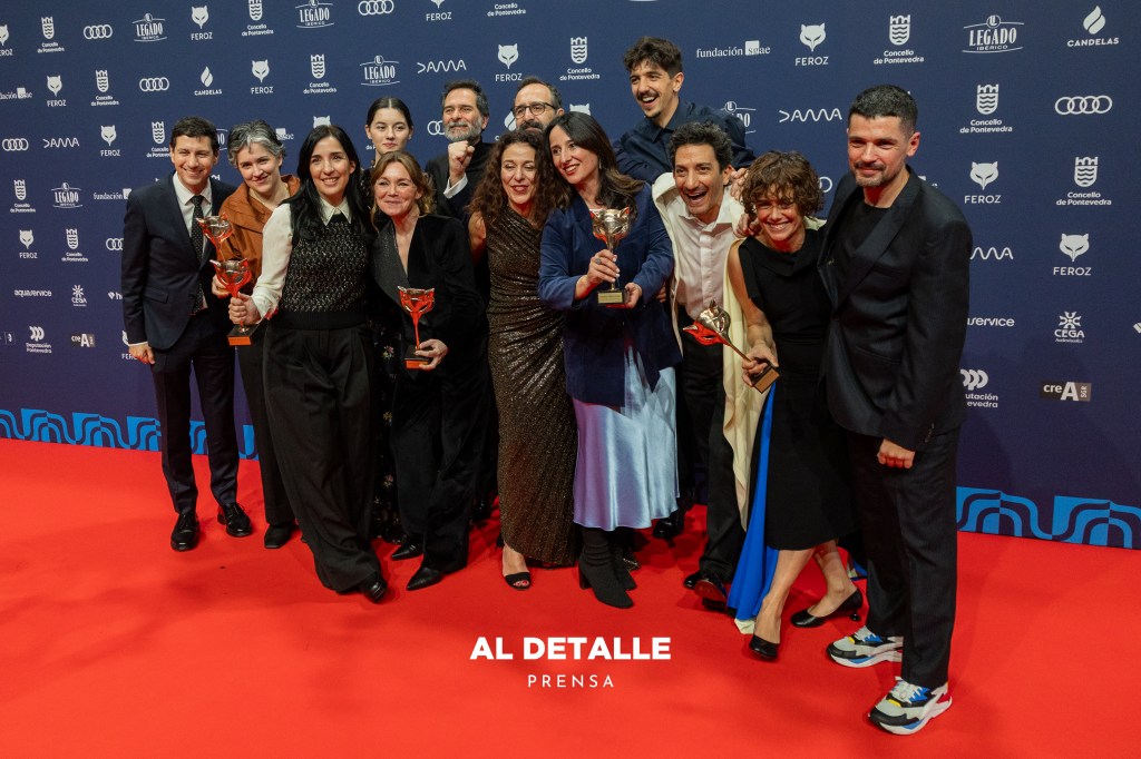 El equipo de 'Los domingos' con sus cinco premios Feroz