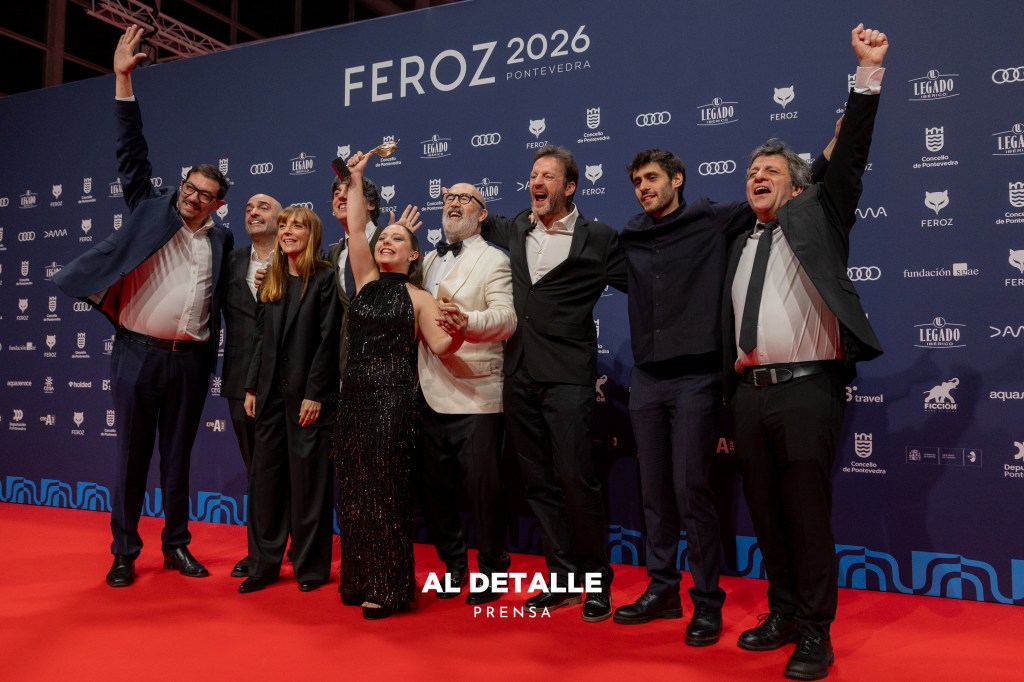 El equipo de 'Yakarta' celebra sus tres premios Feroz