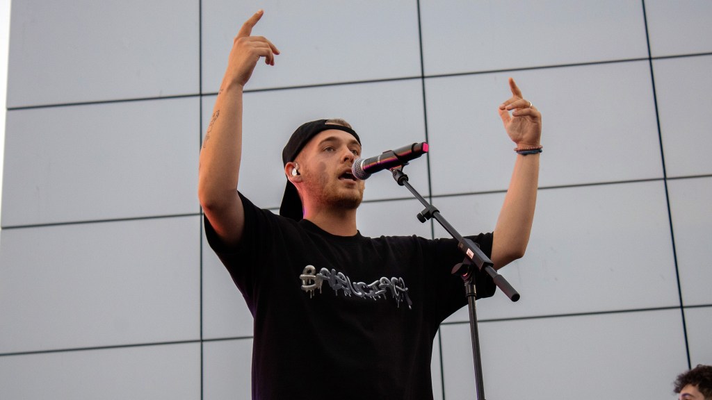 Hens reparte justificantes para poder asistir a su concierto en Santiago de&nbsp;Compostela