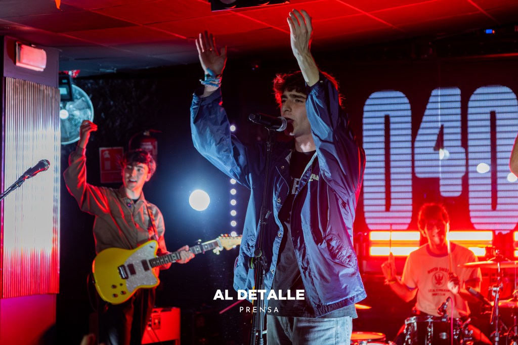 El grupo pidió a los asistentes que dieran palmas.