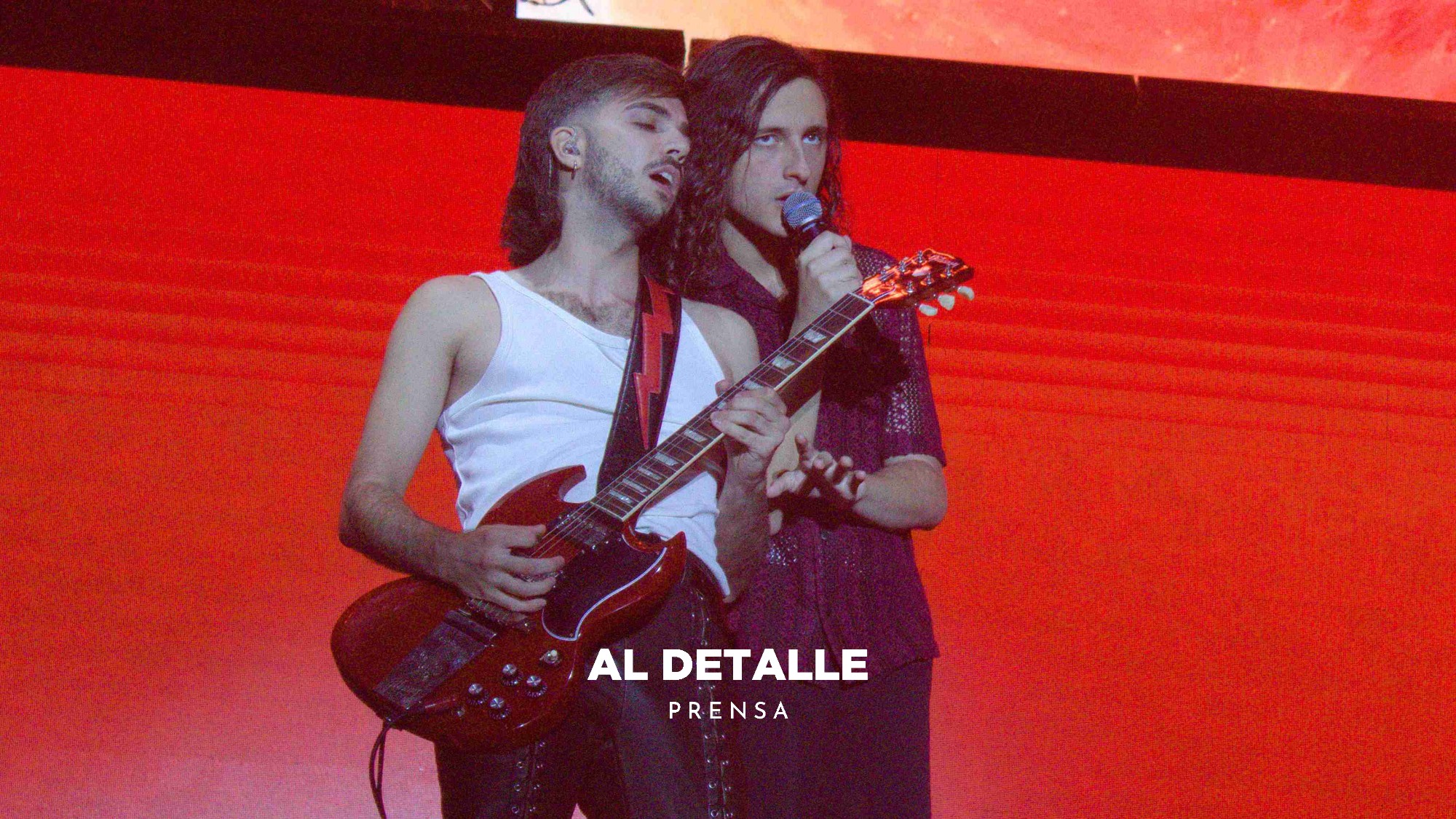 Dani Sánchez y Antonio García, dos de los integrantes de Arde Bogotá, en un concierto