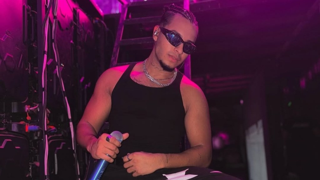 Kenneth estuvo de gira el año pasado con la orquesta Panorama City.