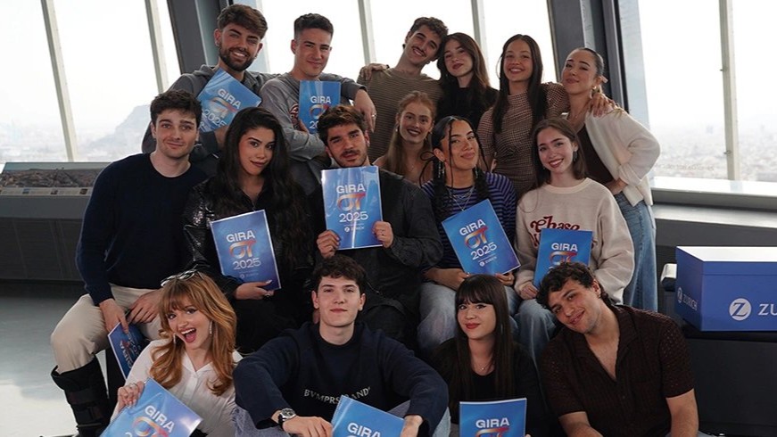 Los concursantes de Operación Triunfo 2025 tras conocer las canciones que cantarán en la gira.