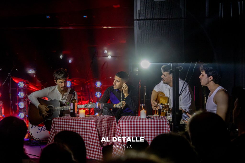 Enol junto a su banda, sentados en la mesa en la parte íntima del concierto en Vigo.