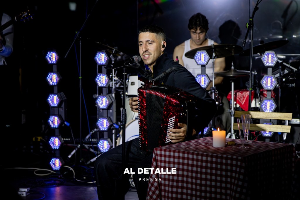 Enol se atrevió a tocar el acordeón en Vigo.