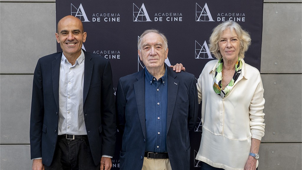 Fernando Méndez-Leite (centro) hace cuatro años tras ser elegido presidente de la Academia de Cine.