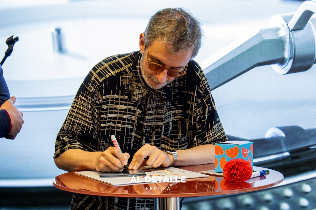 Xoel López firmando un disco en la Fnac de Vigo.