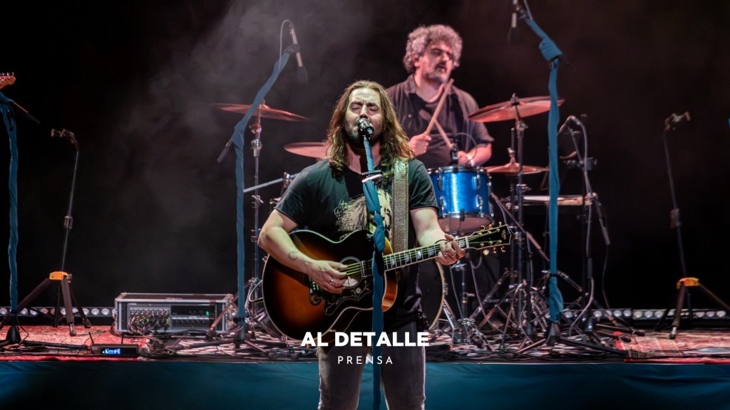 Andrés Suárez con la guitarra en Vigo.